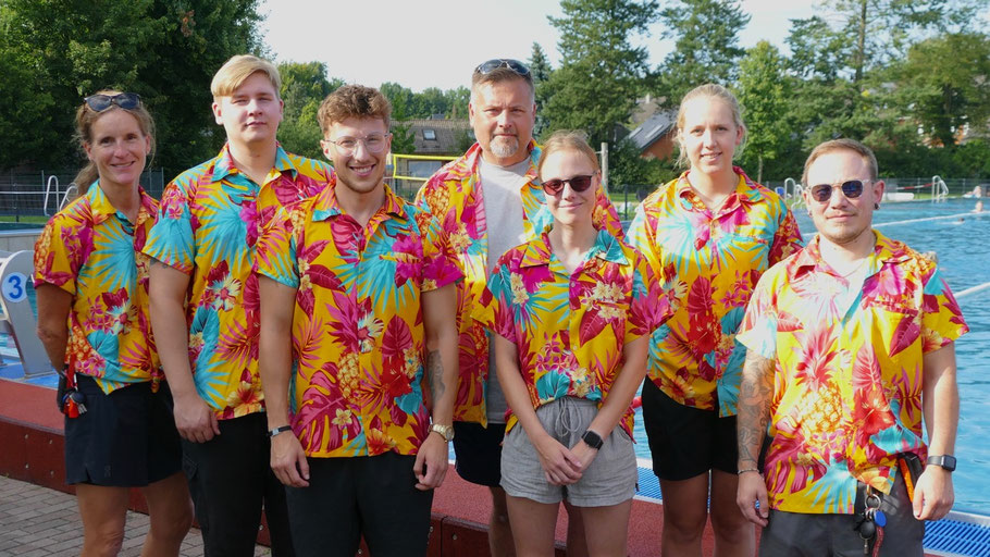 Sascha Holtzmann (Mitte) sorgte mit seinem Freibad-Team für einen reibungslosen Ablauf der Veranstaltung: Janis Temstedt, Daliah Fricke, Ute Klafs, Daniel Runde, Ben Jaehn, Lotta Jacobsen und Hilke Kaiser-Thanhäuser