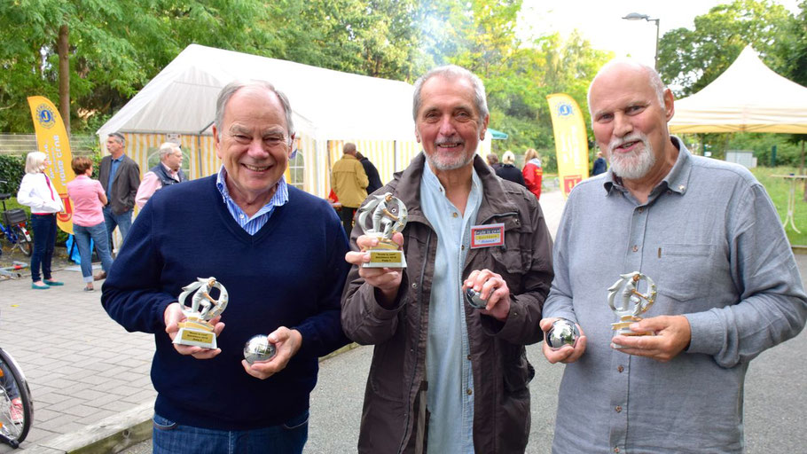 Freuten sich auf das Duell der Boule-Mannschaften: Mannschaftsführer Stefan Böhme (Lions), Schiedsrichter Heinrich F. Kuth und  Thomas Dänecke (Senioren-Union)