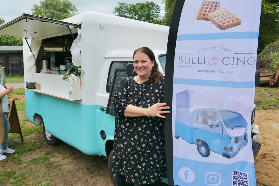Carolin Keßler, gemeinsam mit einem Partner neue Besitzerin des beliebten „Bullicino", versorgte die Gäste mit Kaffeespezialitäten und Waffeln. Darüber hinaus verließen an einem separaten Stand 500 Bratwürste den Grill