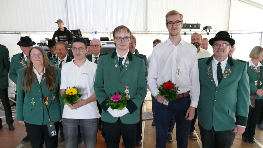Ein Dank an die ausscheidende Jugend-Rotte mit Stefan Schedler, Finn Brunkhost und Leonhard Seibt (v.l.), Nachfolger gibt es wegen fehlenden Nachwuchses nicht