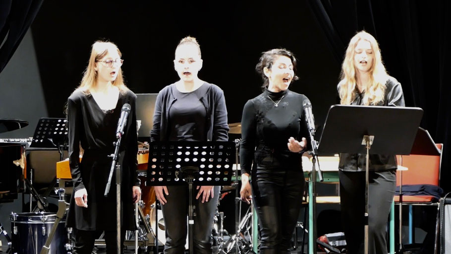 Den Klassiker „I will follow him" von Peggy March in einer Version aus dem Film „Sister Act" präsentierten die Quickborner „Soul Sisters" Laura Hoffmann, Mathilda Valentiner, Liska Prien und Naira Hatje, am Klavier begleitet von Nozomi Ricke