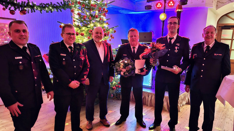 Jens Klinkforth und Jan Henrik Ollenborger (3.u.4.v.l) wurden für 25 Jahre Mitgliedschaft geehrt, Gratulation von Stv. Zugführer Torben Fehrs, Zugführer Björn Fehrs, Bürgermeister Beckmann und Wehrführer Wido Schön (r.)