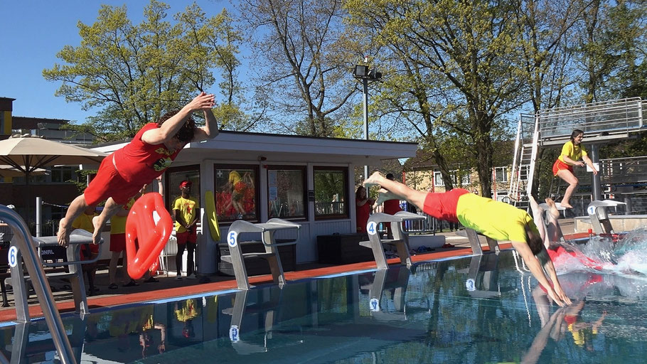 Mit einem Sprung ins - gar nicht so kühle -Nass eröffneten der Bürgermeister und Vertreter der Stadt offiziell die Freibad-Saison 2026