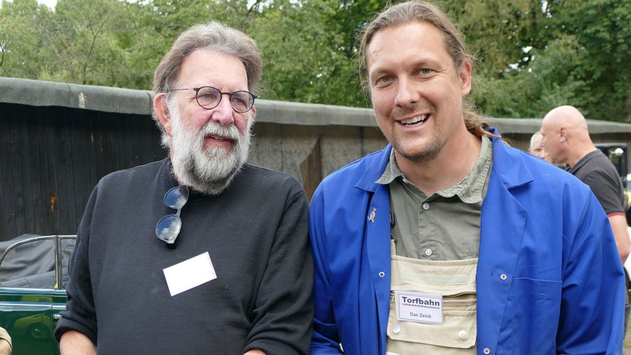 Eine sinnvolle Symbiose sah Jens-Olaf Nuckel (l.), Vorsitzende des historischen Henri-Goldstein-Hauses, in der Zusammenarbeit mit Torfbahn-Chef Dan Zelck, der das Oldtimer-Treffen organisiert hatte