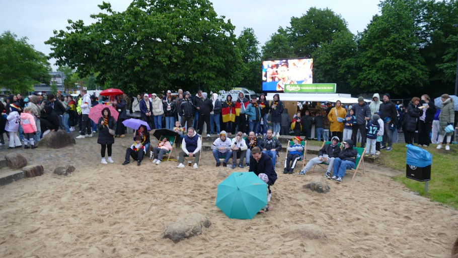Jüngste Besucher, die noch kein Interesse am Fußball hatten, konnten sich auf der Sandfläche beschäftigen