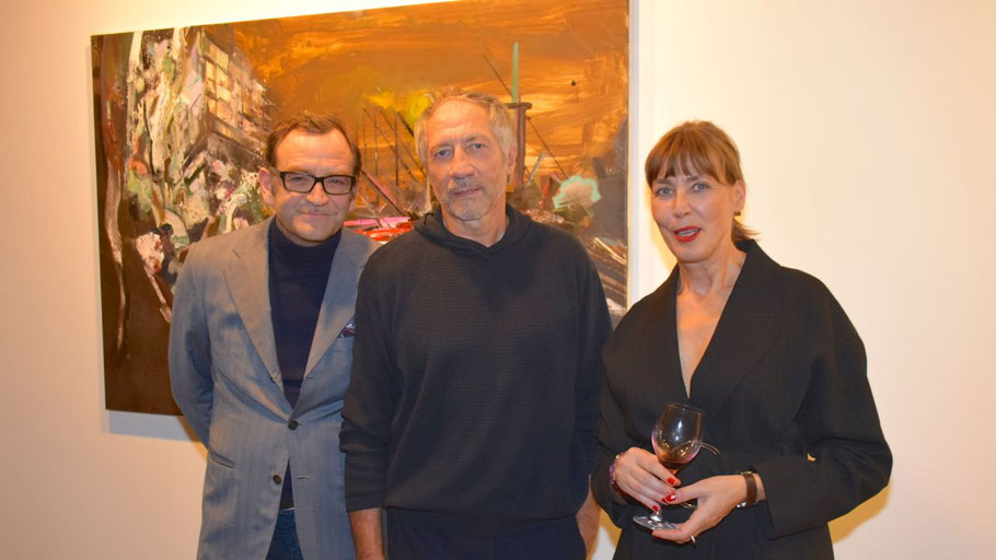 Rudi Kargus (Mitte) freute sich mit den Galeristen Thomas Holthoff und Katharina Mokross über den Erfolg seiner Vernissage.