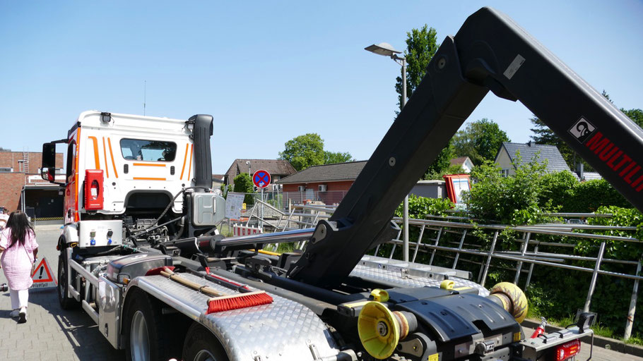 Dieser Wechsellader dient der Quickborner Feuerwehr dazu, unterschiedliche Container mit Spezialausstattungen zum Einsatzort zu bringen.  Ein zweiter Container wird im Herbst erwartet. Geplant sind insgesamt vier Container.