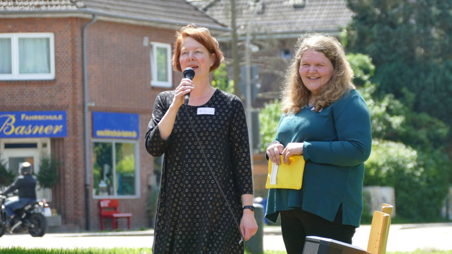 Die Pastorinnen Claudia Weisbarth und Rebecca Schmidt moderierten das Bingo-Spiel (v.l.)