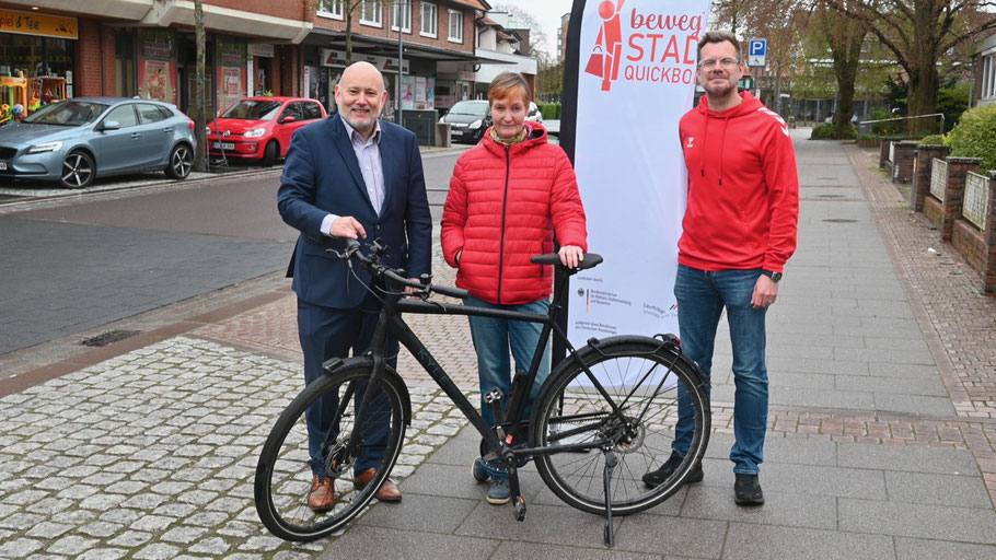 Freuen sich auf den Fahrradtag in Quickborn: Bürgermeister Thomas Beckmann, Stadtplanerin Sabine Bönning und Sportaktivator Christian Köhler (v.l.) an der Bahnhofstraße 