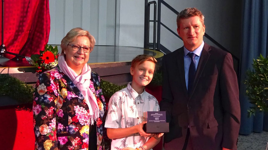 Carola Markwa überreichte Preisträger Jarik Foth und Schulleiter Dr. Manfred Brandt den Wanderpokal