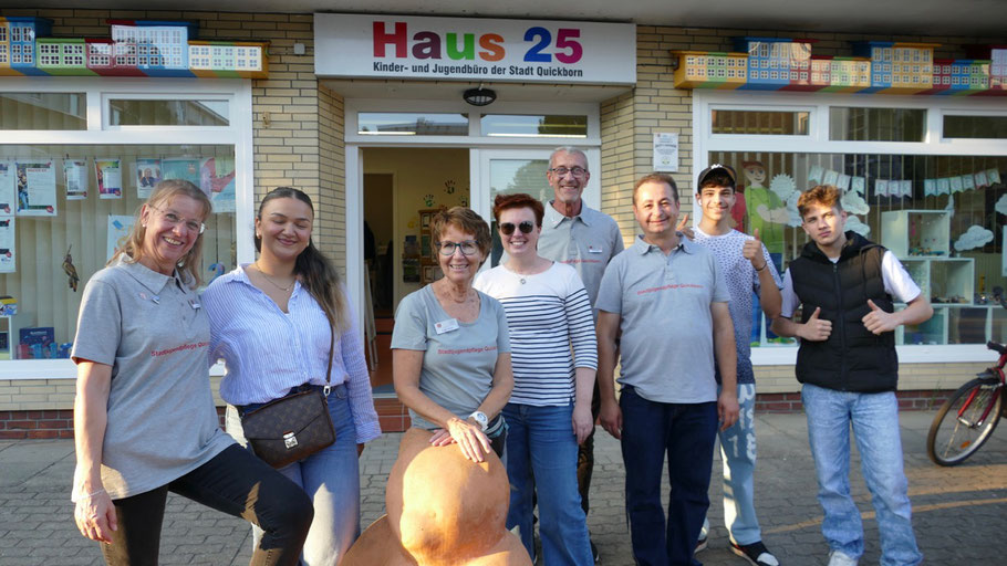 Das Team der Stadtjugendpflege um Leiterin Birgit Hesse (3.v.l.) bot den jungen Besuchern des Eulenmarkts viel Unterhaltung. Neu im Team: Quickborns ehemalige Gleichstellungsbeauftragte Hanna Gleisner (rechts neben Hesse)