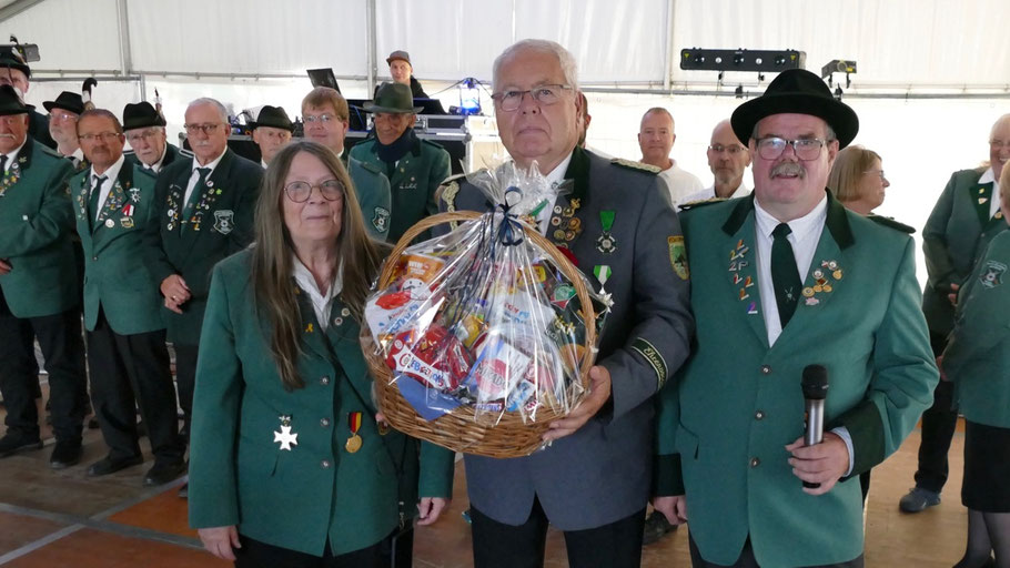 Ein besonderer Dank ging an Heinz Kröger, den langjährigen Vorsitzenden und jetzigen Ehrenvorsitzenden des Schützenvereins Unterfüß von 1951, mit dem der Schützenverein Quickborn eine 45jährige Freundschaft verbindet.