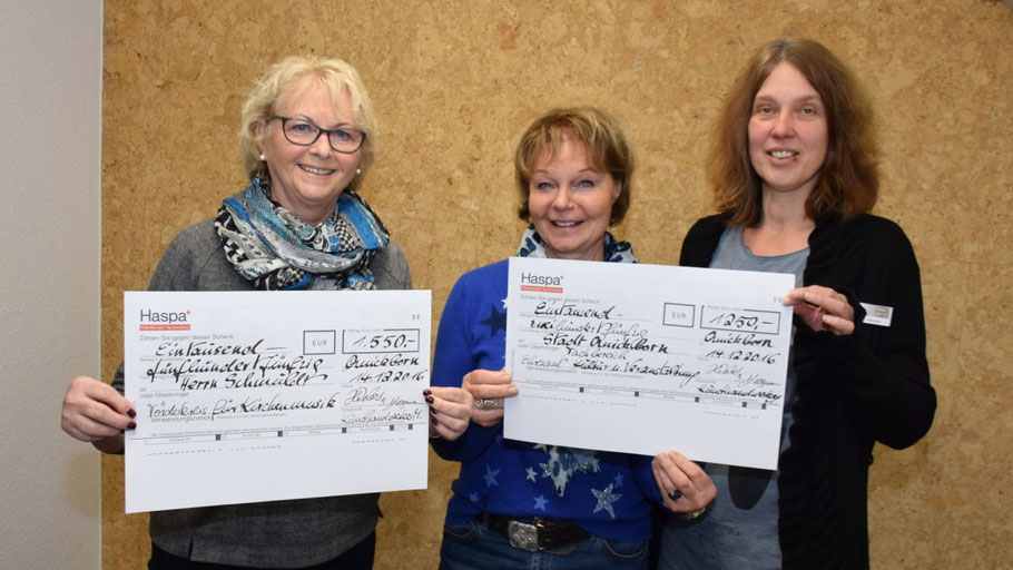 Einen symbolischen Scheck überreichten die Organisatorinnen Brigitte Krogmann und Hanne Weber an Rathaus-Mitarbeiterin Nicole Münster (v.l.)