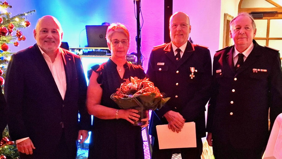 Ehrung für 50 Jahre durch Bürgermeister Thomas Beckmann: Hans-Walter Banck mit Ehefrau, hier mit Wehrführer Wido Schön (v. l.)