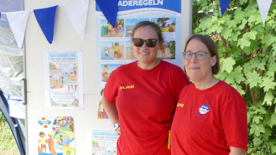 Für die Jugendvorsitzende Melanie Günther und Birte Jacobsen sowie das gesamte DLRG-Team war die Präsenz im Freibad natürlich ein Heimspiel. DLRG-Mitglieder sorgten den gesamten Tag auch am Beckenrand für Sicherheit