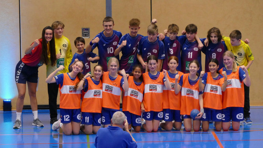 Nach einem Demo-Handballspiel zwischen Jungen und Mädchen stellten sich die beiden Mannschaften dem Fotografen