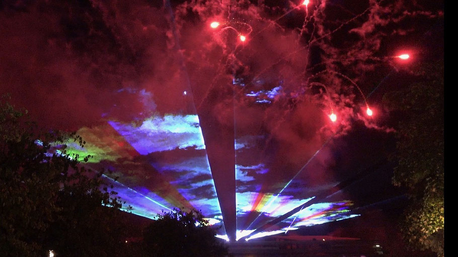 Faszinierende Bilder zeichneten die Laser-Kanonen vom Dach des Parkdecks aus in den Himmel