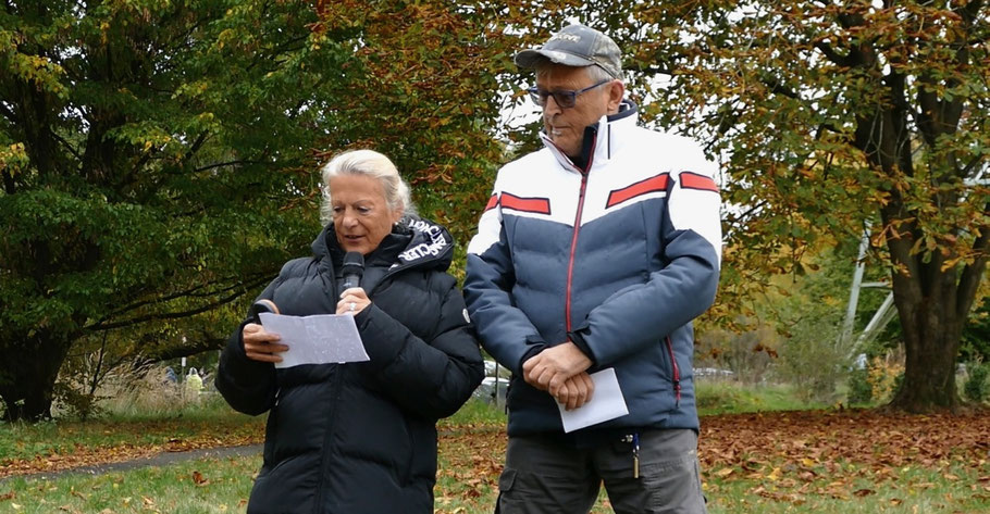 Baumpatin Angelika Christen zog einen liebevollen Vergleich zwischen der Eiche und ihrer langjährigen Beziehung mit ihrem Partner Frank Rohde, der als Schirmherr den Baum gespendet hatte