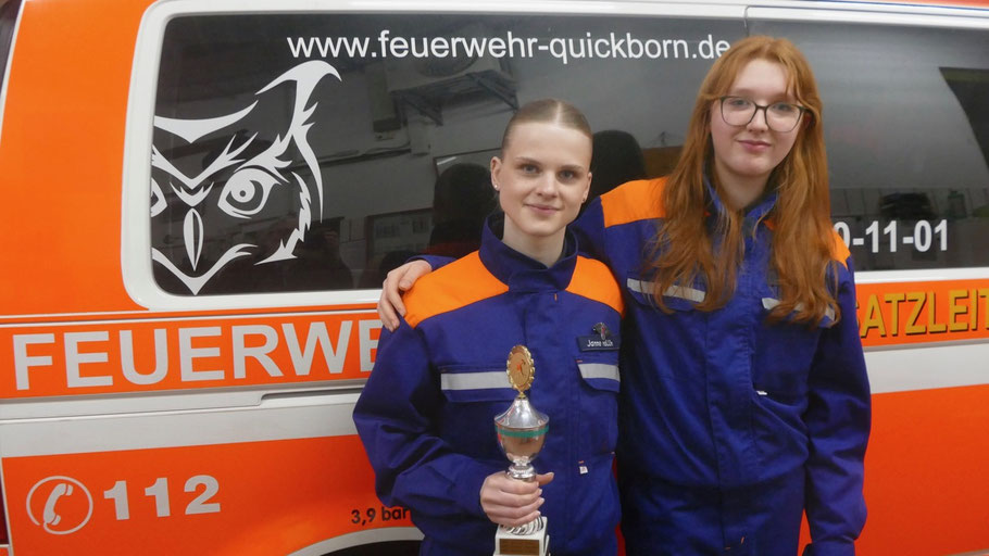 Zur neuen Jugendgruppenleiterin wurde Tessa Kohlhagen gewählt, Vorgängerin Janne Hollin wurde zur „Jugendlichen des Jahres" gewählt und wird mit ihrem Namen in dem Pokal verewigt (v.r.)