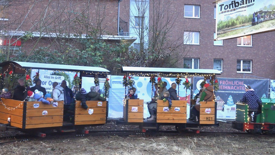 Ein ungewohntes Bild:Die Torfbahn mitten in der Stadt! Die Aktion war sicher ein Highlight des Weihnachtsmarktes und die Bahnfahrten waren alle drei Tage ausverkauft