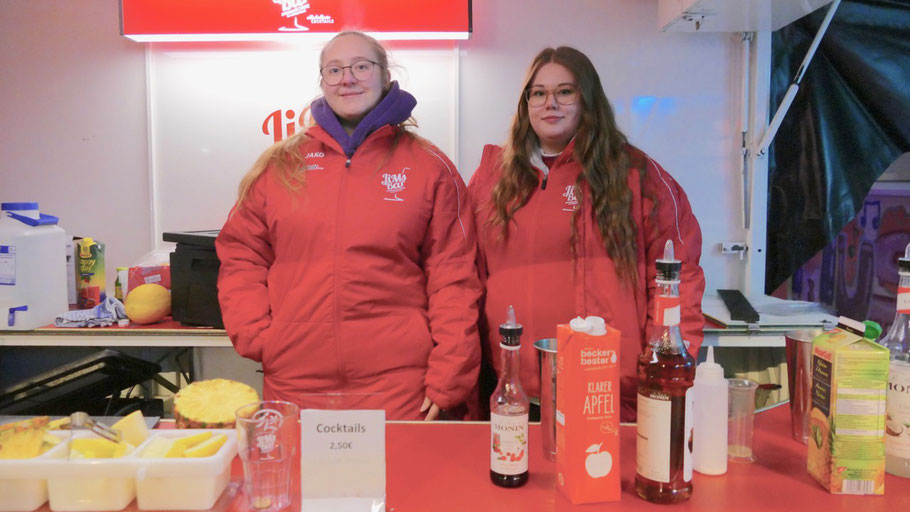 Vivian Müller und Franzika Zenka vom Kreisjugendring schenkten vor der Tür an Jims Bar alkoholfreie Cocktails aus