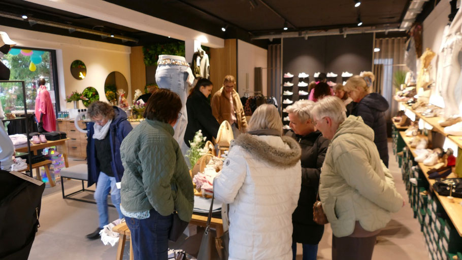 Viele Frauen machten sich am Eröffnungstag ein BIld von der ansprechenden Präsentation und dem attraktiven Angebot