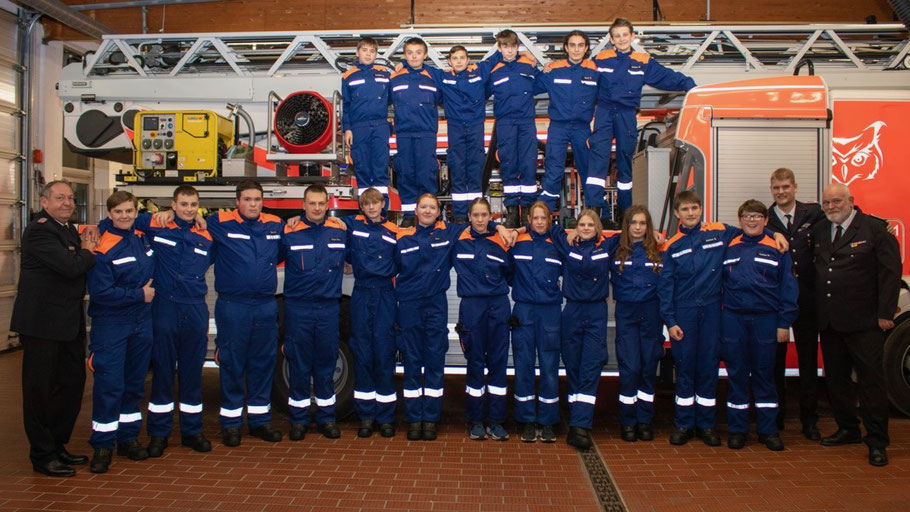 Die Jugendfeuerwehr mit Wehrführer Wido Schön (l.) und dem stellv. Wehrführer Daniel Dähn