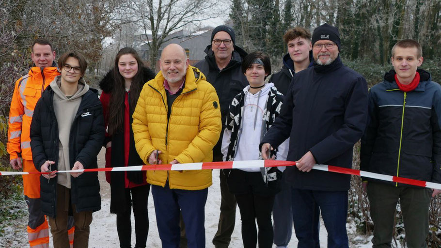 Griffen zur Schere: Leonard Rodde, Bürgermeister Thomas Beckmann, Schulleiter Michael Bülck, unterstützt u.a. von Greta Alisinas, Uwe Scharpenberg, Rasmus Eichhorn und Johann Reese