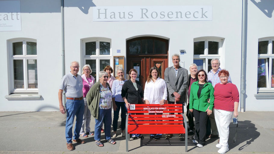 Viele Ehrenamtliche hatten sich zur Aufstellung eingefunde (v.l.n.r.):Enno Hasbargen, Maren Treu, Johanna Schacht, Sabine Glashagen, Sabine Steuer, Natalie Schulz, Mirija Mullikas, Christian Rohde, Winfried Deckers, Manfred Wegener, Ruth Baudisch