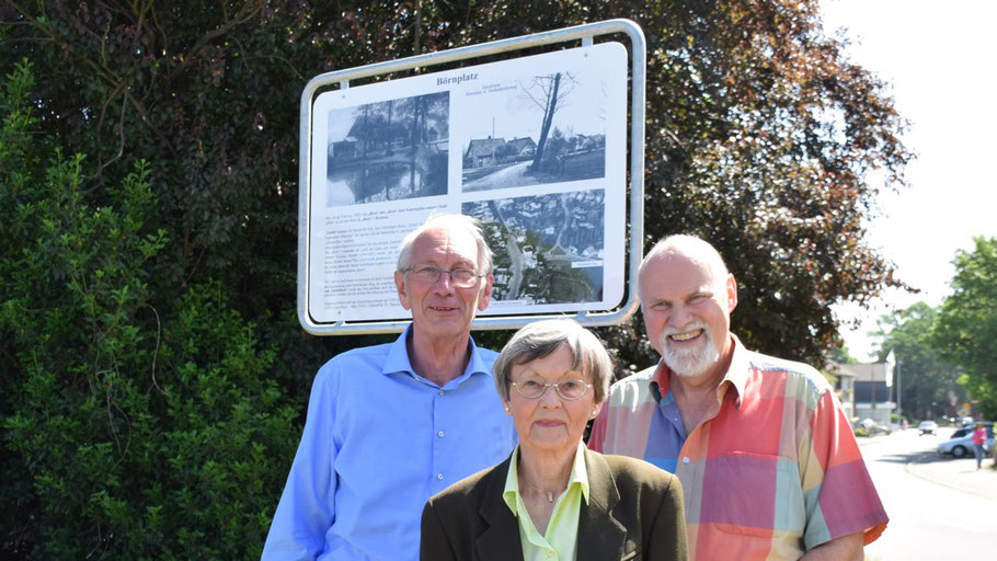 Klaus H. Hensel, Irene Lühdorff und Thomas Dänecke enthüllten die Informationstafel (v.l.)