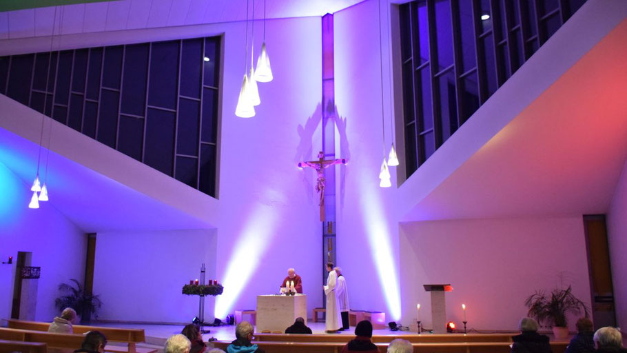 Voll in Farbe gehüllt war die katholische St. Marienkirche beim Gottesdienst am vergangenen Sonnabend