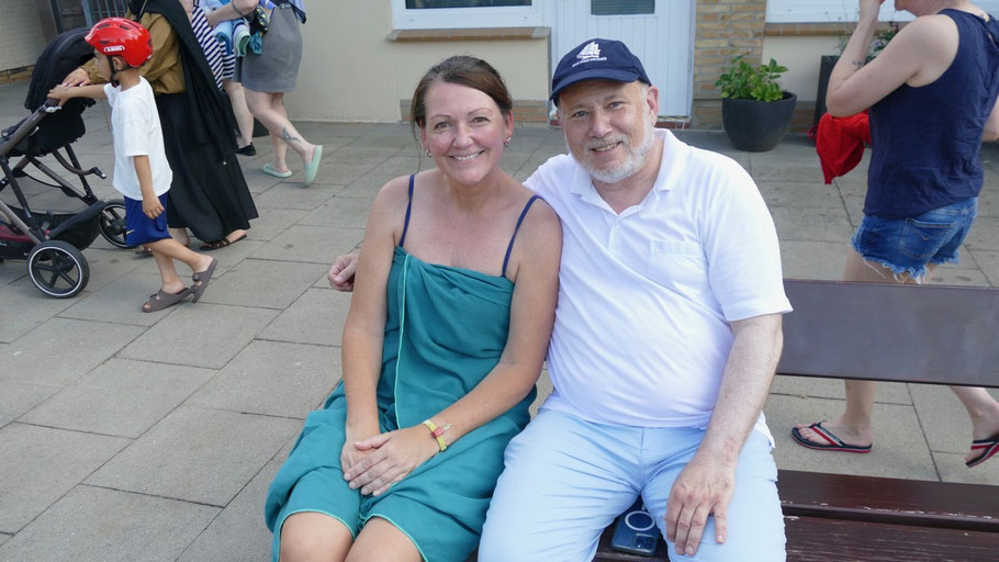 Gemeinsam mit der Parteifreundin und Ratsfreu Friederike Rübhausen machte sich Bürgermeister Thomas Beckmann (beide FDP) ein Bild vom Geschehen m Freibad