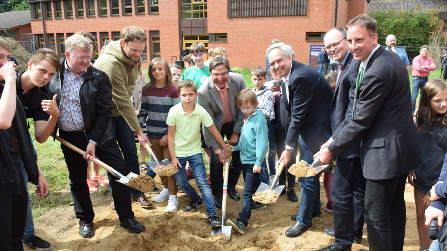 Nahmen die Spaten in die Hand (v.l): Christian Lück (Planungsgruppe KMO), Hauke Meyn (Mitglied im Ausschuss Kommunale Dienstleistungen), Bürgermeister Thomas Köppl, Peter Oschkinat (Architekten Rave & Oschkinat), Schulleiter Michael Bülck und Helge Maurer