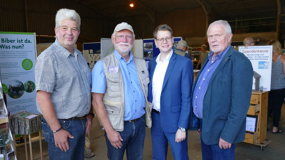 Hohen Besuch konnte der Vorsitzende Ingo Konau begrüßen: Den CDU-Bundestagsabgeordeten Daniel Kölbl (2.v.r.), den Kreistagspräsidenten Helmuth Ahrens (r.) und Harm Kähler, den Amtsvorsteher des Amtes Pinnau (l.)