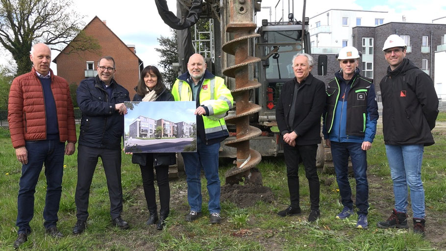 Freuen sich über den Start: Hans-Christian Müller (Stadtwerke), Arne Parchent (Semmelhaack), Ulrike Fölsch (Stadtwerke) Bürgermeister Thomas Beckmann, Architekt Manfred Heitgerken, Olaf Göllnitz (Göllnitz Umwelttechnik) und Bauleiter Stephan van Rennings 