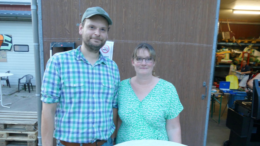 Das Gastgeber-Paar Nadia und Hauke Meyn hatte die Veranstaltung mit großem Einsatz perfekt vorbereitet und war auch bei der Veranstaltung selbst im Einsatz z.B. mit dem Verkauf von Quickborner Eis