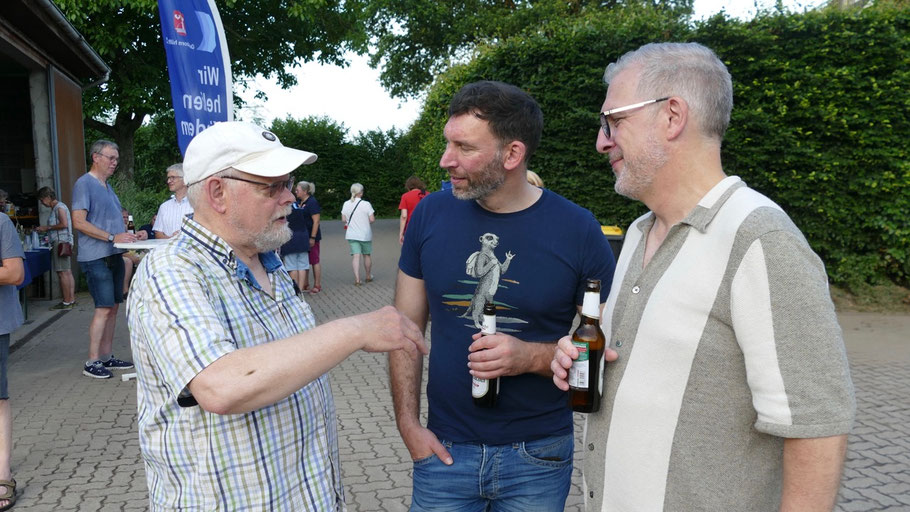 Gastgeber Henning Meyn konnte sich nicht nur über den Besuch des stellvertretenden Bürgermeisters Jürgen Scharley (FDP) freuen, sondern konnte auch Pastor Florian Niemöller und SPD-Ratsherr Christian Bergmann begrüßen