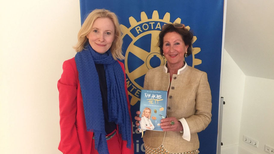 Rotary-Pressesprecherin Ute Pfestorf konnte zu der Veranstaltung Dr. Anne Fleck (l.) begrüßen, die ihr Buch „Ran an das Fett" mitgebracht hatte.