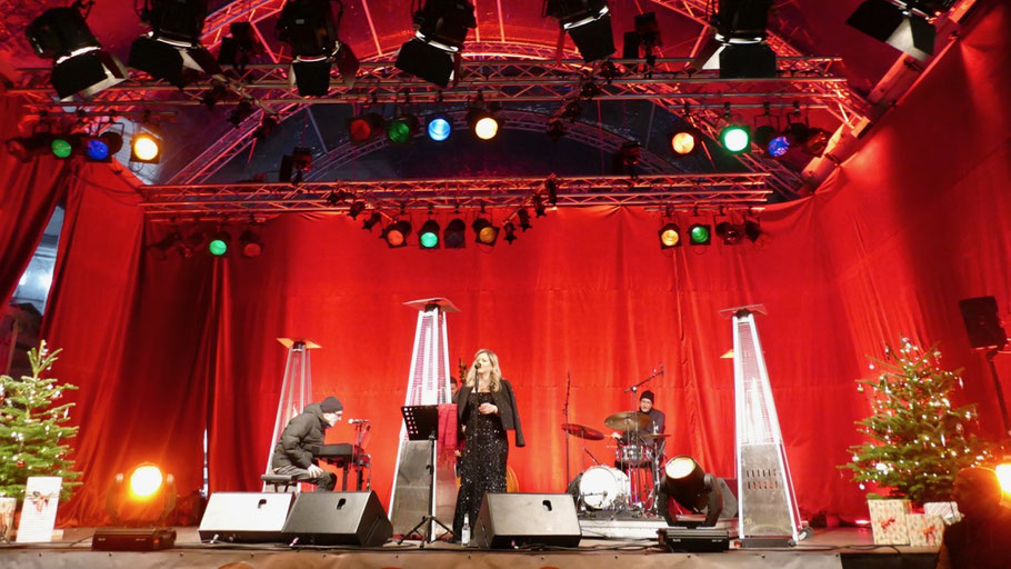 Auf der großen Bühne präsentierte die Quickborner Sängerin Anna Konanoudi mit dem Rainer Schnelle-Trio „Christmas Jazz" .....