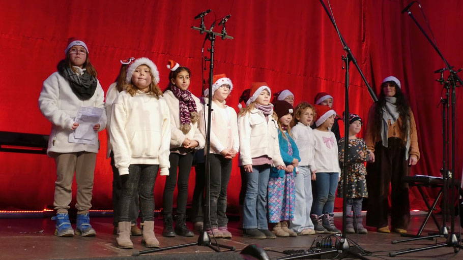 Der Kinderchor der Freien Grundschule eröffnete musikalisch den ersten Tag