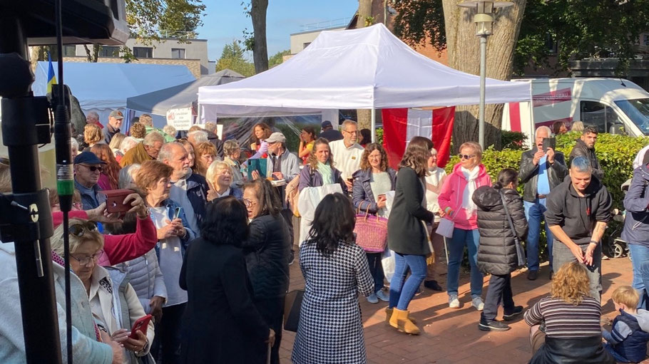Ein buntes Treffen herrschte auf dem Kirchplatz
