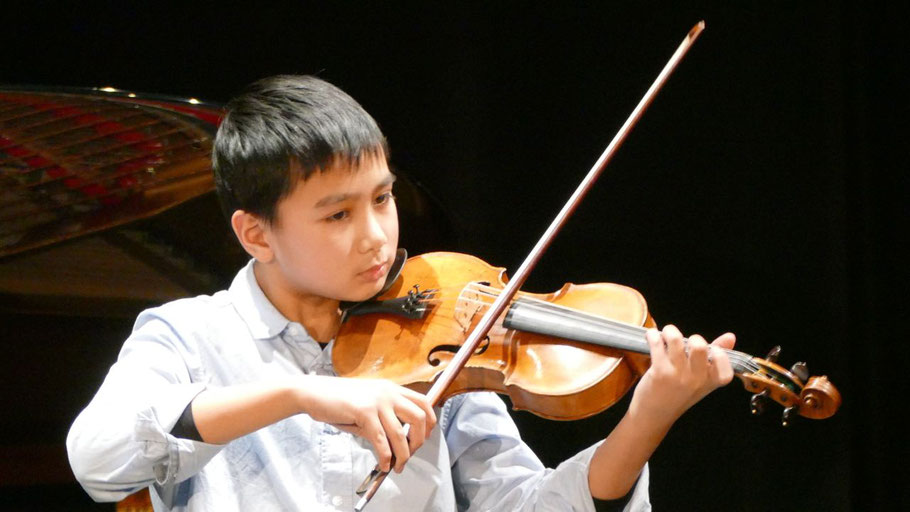 Der erst 12-jährige Nhat-Minh Duong beeindruckte mit seinem virtuosen Violinspiel