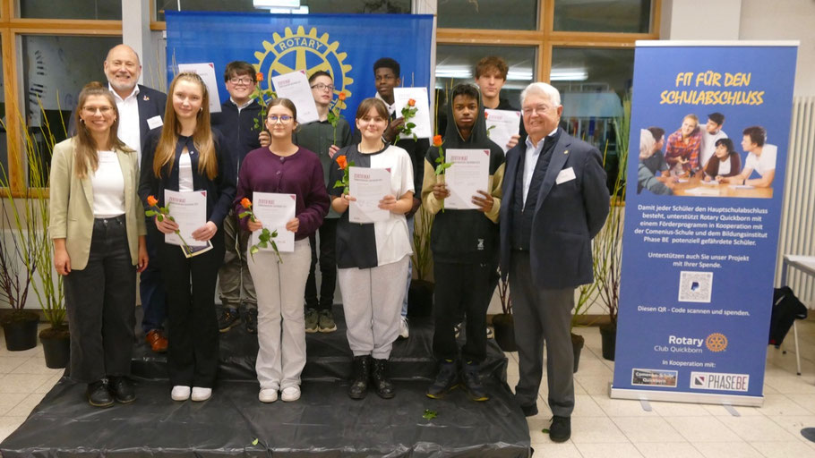Zur Erinnerung stellten sich die Absolventen dem Fotografen, gemeinsam mit Bürgermeister Beckmann (hinten links), Phase BE-Betreuerin Kachel-Becker (links außen) und Rotary-Initiator Rüdiger Lang (rechts)