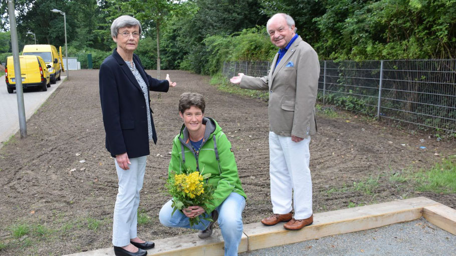 Die Vorstandsmitglieder des Kultur-Vereins Irene Lühdorff, Ann-Christine Schäcke und Johannes Schneider stellten die erste Wildblumenwiese in Quickborn vor.