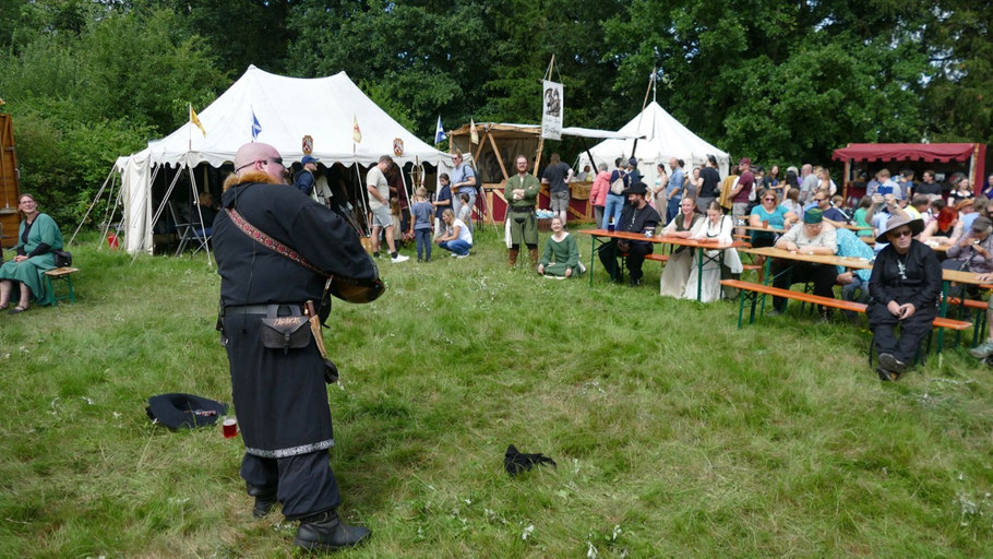 ... und fand ein begeisterter Publikum. Im Hintergrund die Stände, an denen es diverse Leckereien von Steaks bis Poffertjes gab