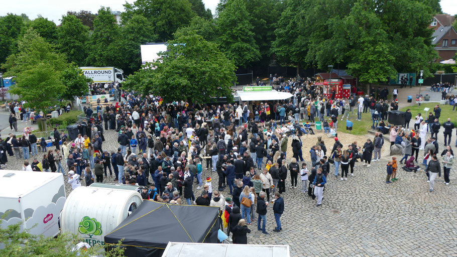 Überschaubar war das Publikum beim 1. Public Viewing auf dem Quickborner Rathausmarkt