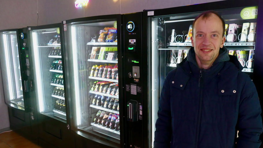Norman Gerhold freut sich, den Quickbornern in seinen Automaten internationale Spezialitäten anbieten zu können