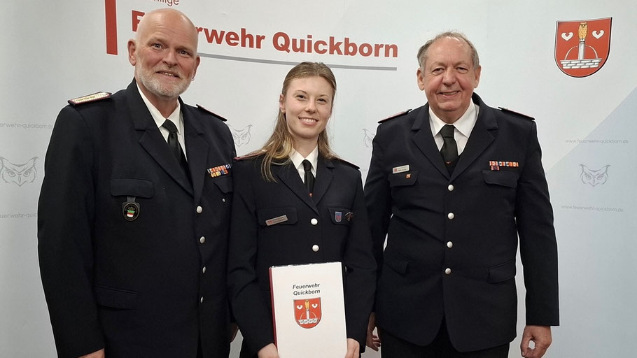 Für 10 Jahre Dienst wurde Laura Hübner geehrt - hier mit Wehrführer Wido Schön (r.) und seinem Stellvertreter Daniel Dähn