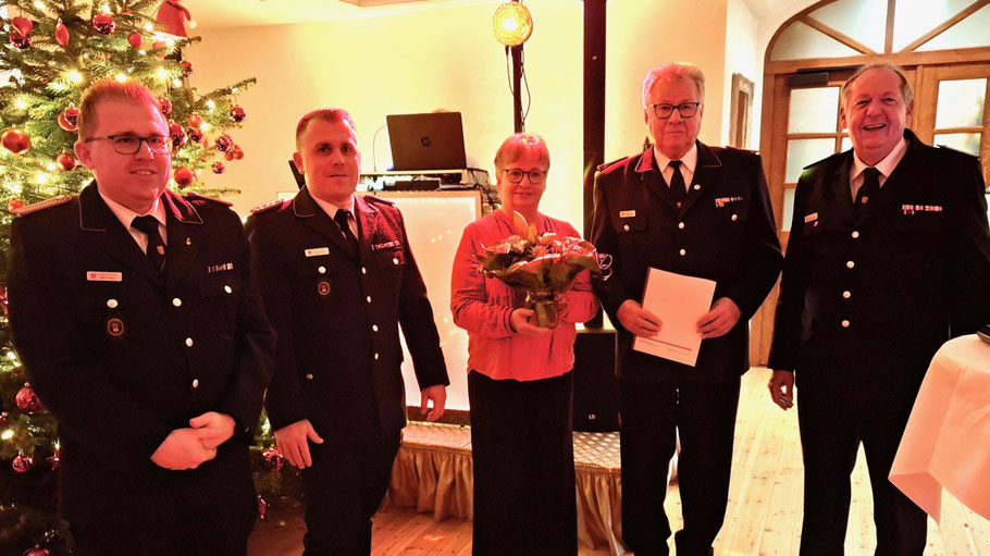 50 Jahre Mitglied: Rudi Wulf (2.r.), hier mit Ehefrau und der Wehrführung