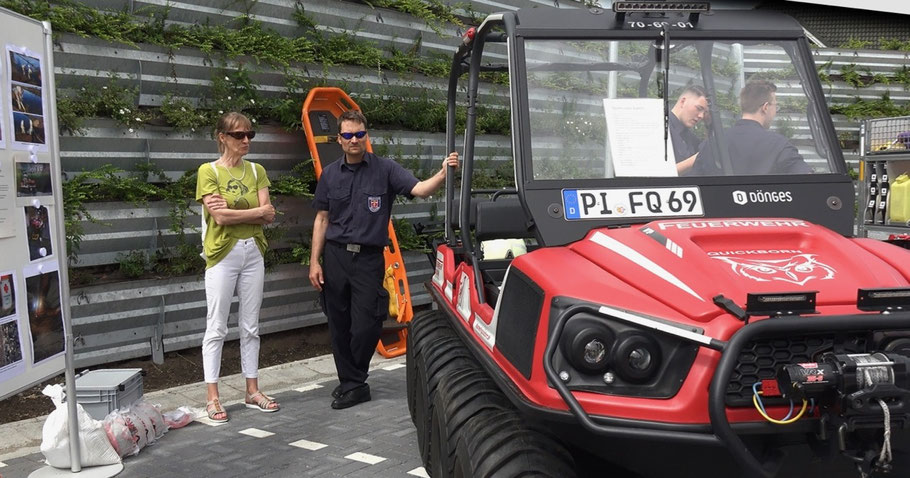 Solveig Studemund, Mitarbeiterin der Quickborner Stadtverwaltung, ließ sich an einer Schautafel die Einsatzmöglichkeiten des Amphibien-Fahrzeuges z.B. im Himmelmoor erläutern